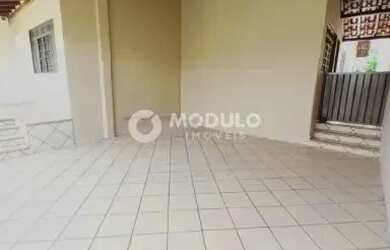 Imagem: A casa possui 3 Dormitórios, 2 Banheiros, 4 Vagas na garagem