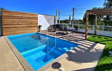 Imagem 2: Imóvel para venda possui 240 metros quadrados com 4 quartos em Muquiçaba - Guarapari - ES