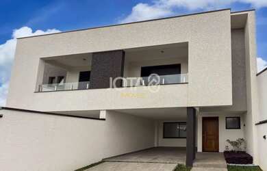 Imagem: A casa possui 3 Dormitórios, 3 Banheiros, 2 Vagas na garagem