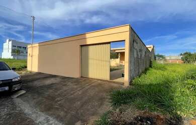 Imagem: A casa possui 3 Dormitórios, 2 Banheiros, 4 Vagas na garagem