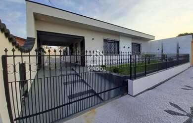 Imagem: A casa possui 5 Dormitórios, 2 Banheiros, 250m² de Área e