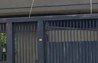 Imagem: A casa possui 4 Dormitórios, 5 Banheiros, 2 Vagas na garagem