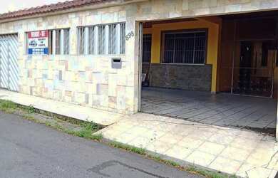 Imagem: A casa possui 2 Dormitórios, 3 Banheiros, 2 Vagas na garagem