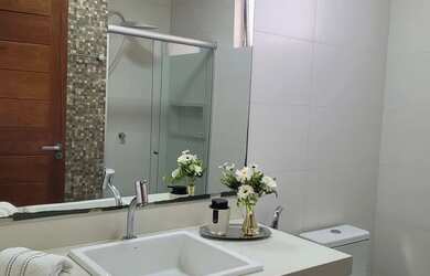 Imagem: A casa possui 3 Dormitórios, Acomodam 8 pessoas e 2 Vagas na