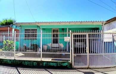 Imagem: A casa possui 3 Dormitórios, 2 Banheiros, 1 Vaga na garagem