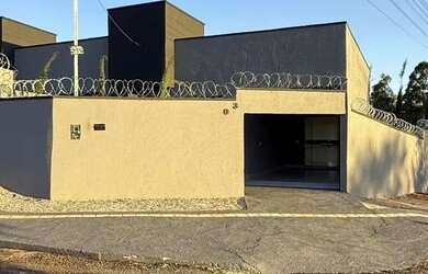 Imagem: A casa possui 2 Dormitórios, 1 Banheiro, 1 Vaga na garagem