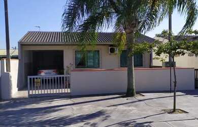 Imagem: A casa possui 2 Dormitórios, Acomodam 8 pessoas, 2 Vagas na