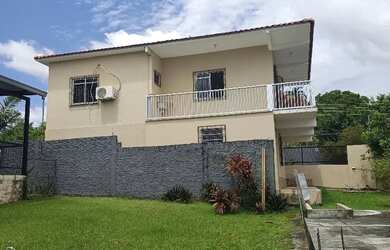 Imagem: A casa possui 3 Dormitórios, 3 Banheiros, 2 Vagas na garagem