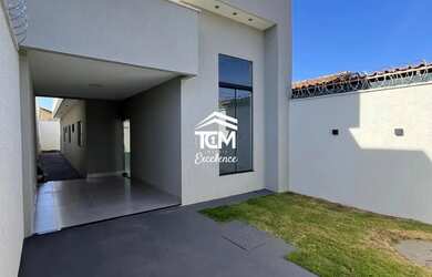 Imagem: A casa possui 3 Dormitórios, 2 Banheiros, 3 Vagas na garagem