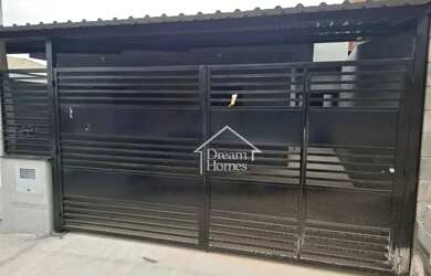 Imagem: A casa possui 2 Dormitórios, 2 Banheiros, 2 Vagas na garagem