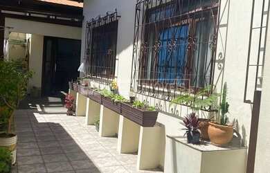 Imagem: A casa possui 4 Dormitórios, 3 Banheiros, 2 Vagas na garagem