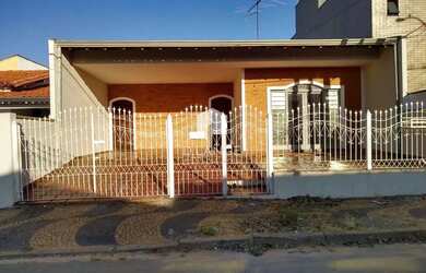 Imagem: A casa possui 3 Dormitórios, 2 Banheiros, 4 Vagas na garagem