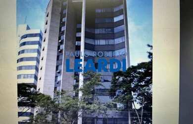 Imagem: O depósito possui 5 Vagas na garagem e 244m² de Área e está