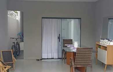 Imagem: A casa possui 2 Dormitórios, 1 Banheiro, 2 Vagas na garagem