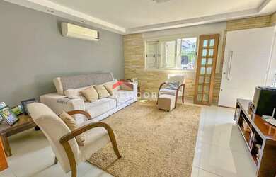 Imagem: A casa possui 3 Dormitórios, 2 Banheiros, 5 Vagas na garagem