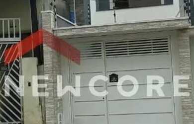 Imagem: A casa possui 3 Dormitórios, 3 Banheiros, 2 Vagas na garagem