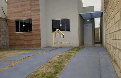 Imagem: A casa possui 3 Dormitórios, 2 Banheiros, 2 Vagas na garagem