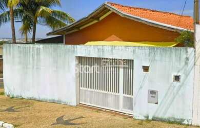 Imagem: A casa possui 3 Dormitórios, 2 Banheiros, 2 Vagas na garagem