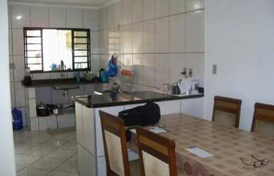 Imagem: A casa possui 3 Dormitórios, 1 Banheiro, 2 Vagas na garagem