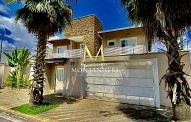 Imagem: A casa possui 4 Dormitórios, 5 Banheiros, 4 Vagas na garagem