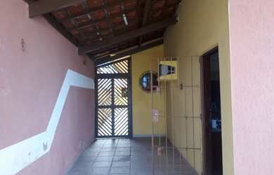 Imagem: A casa e possui 2 Dormitórios, Suítes, 1 Banheiro, 4 Vagas