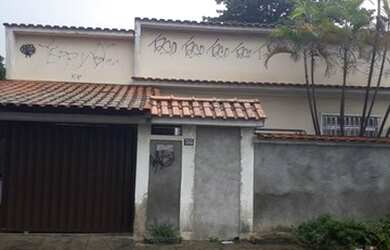 Imagem: A casa possui 3 Dormitórios, 2 Banheiros, 1 Vaga na garagem