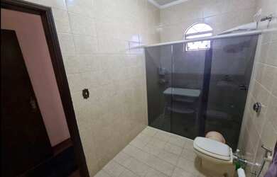 Imagem: A casa possui 2 Dormitórios, 2 Banheiros, 2 Vagas na garagem