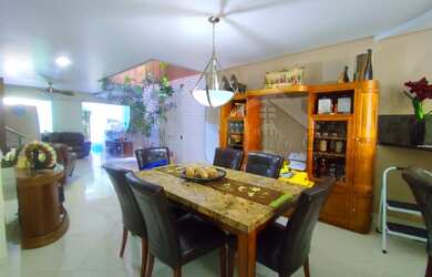 Imagem: A casa possui 4 Dormitórios, 3 Banheiros, 2 Vagas na garagem