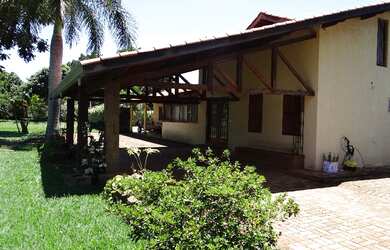 Imagem: A casa possui 4 Dormitórios, 5 Banheiros, 5 Vagas na garagem