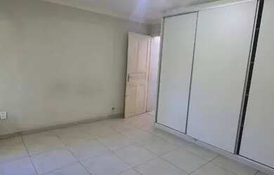 Imagem: A casa possui 3 Dormitórios, 3 Banheiros, 1 Vaga na garagem