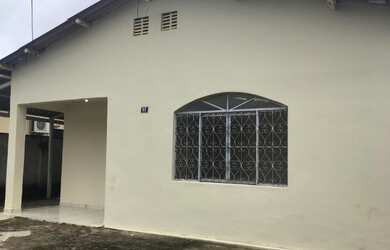 Imagem: A casa possui 3 Dormitórios, 2 Banheiros, 4 Vagas na garagem