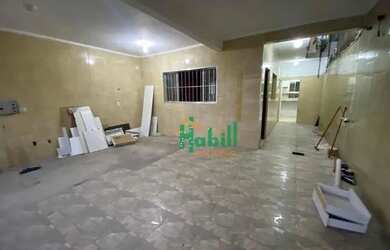 Imagem: A casa possui 3 Dormitórios, 2 Banheiros, 180m² de Área e