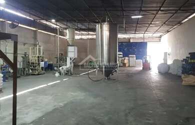 Imagem: O depósito possui 5 Vagas na garagem, 2.300m² de Área e