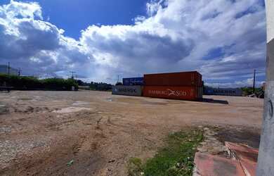 Imagem: O terreno possui 27.000m² de Área e está localizado em Distrito