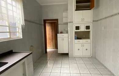 Imagem: A casa possui 2 Dormitórios, 2 Banheiros, 1 Vaga na garagem