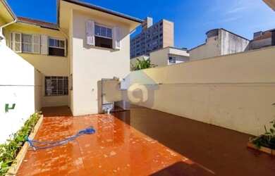 Imagem: A casa possui 3 Dormitórios, 4 Banheiros, 3 Vagas na garagem