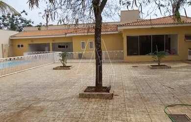 Imagem: A casa possui 3 Dormitórios, 3 Banheiros, 4 Vagas na garagem