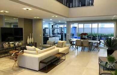 Imagem: A casa possui 4 Dormitórios, 5 Banheiros, 4 Vagas na garagem