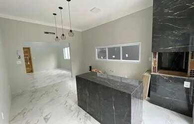 Imagem: A casa possui 3 Dormitórios, 3 Banheiros, 2 Vagas na garagem