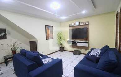 Imagem: A casa possui 3 Dormitórios, 4 Banheiros, 2 Vagas na garagem