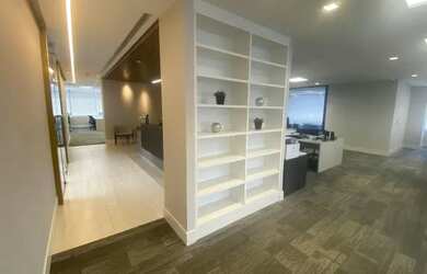 Imagem: O depósito possui 5 Vagas na garagem e 530m² de Área e está