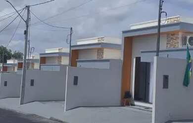 Imagem: A casa possui 3 Dormitórios, 2 Banheiros, 2 Vagas na garagem