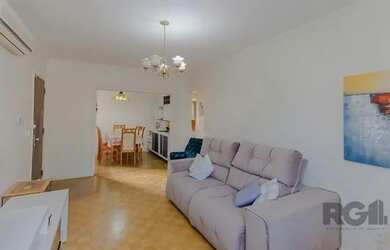 Imagem: A casa possui 3 Dormitórios, 2 Banheiros, 3 Vagas na garagem