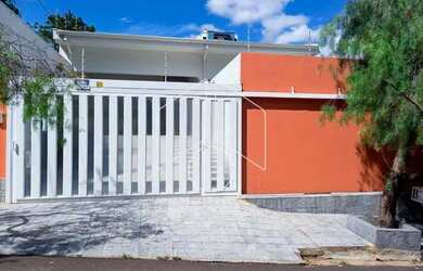 Imagem: A casa possui 3 Dormitórios, 5 Banheiros, 4 Vagas na garagem