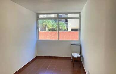 Imagem: O apartamento possui 1 Dormitório, 1 Banheiro, 1 Vaga na garagem