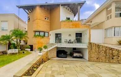 Imagem: A casa possui 4 Dormitórios, 5 Banheiros, 4 Vagas na garagem