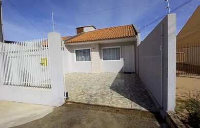 Imagem: A casa possui 2 Dormitórios, 1 Banheiro, 2 Vagas na garagem