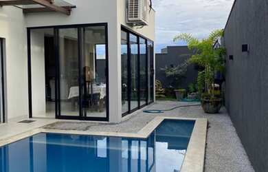 Imagem: A casa possui 3 Dormitórios, 4 Banheiros, 2 Vagas na garagem