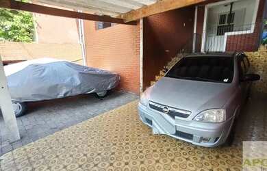 Imagem: A casa possui 3 Dormitórios, 3 Banheiros, 2 Vagas na garagem