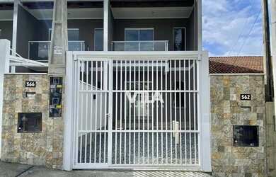 Imagem: A casa possui 2 Dormitórios, 1 Banheiro, 2 Vagas na garagem